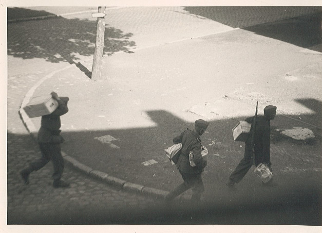 Pillage de l'usine Dickson par des soldats allemands devenue entrepôt allemand, rue du faubourg de Dunkerque