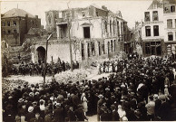 Concert donné par une société musicale dans les ruines de l'hôtel de ville