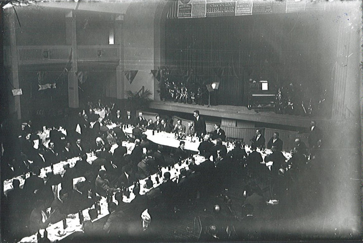 Banquet à la salle des fêtes [à l'occasion de la remise de la légion d'honneur à Florimond Dufour]