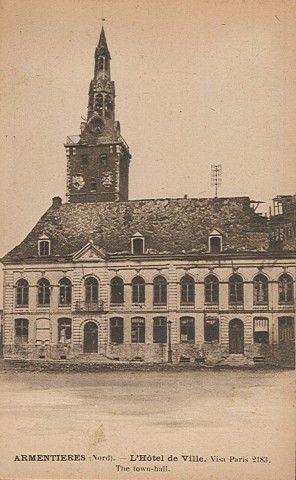 Hôtel de ville endommagé par les bombardements