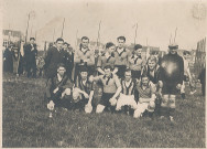 Équipe de joueurs de football de la JAA (jeunesse athlétique armentiéroise) posant sur le terrain [du stade municipal]