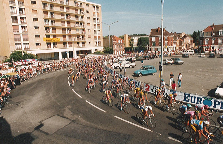 Public assistant au passage des coureurs, tour de France