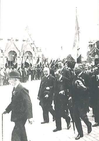 Commémoration au monument aux morts en présence d'anciens sous-officiers et de Charles Leblon, Achille Plamont et Gustave Lambin