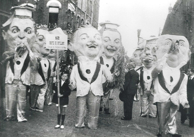 Cortège folklorique de grosses têtes (provenant du carnaval de Nice) pour la fête des Nieulles