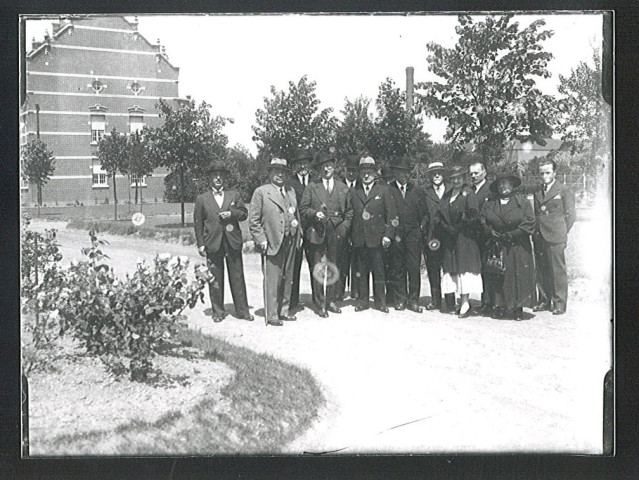 Groupe posant dans les jardins de l'hôpital psychiatrique