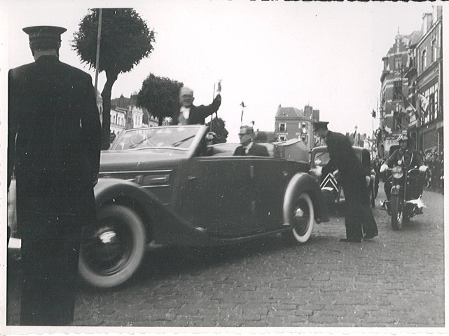 Visite officielle du président de la république Vincent Auriol, arrivée en véhicule présidentiel