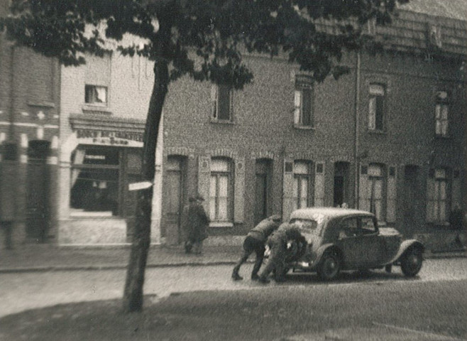 Automobile poussée par deux soldats allemands rue du faubourg de Dunkerque
