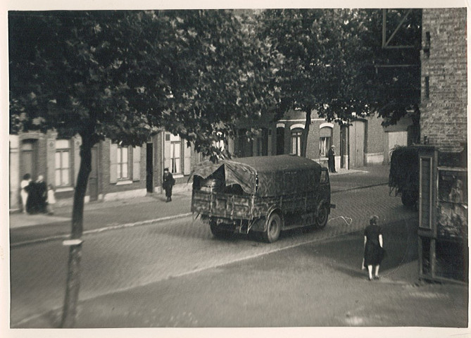 Passage d'un camion allemand rue du faubourg de Dunkerque