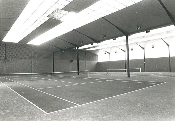 Vue intérieure de la salle de tennis au complexe sportif Léo Lagrange