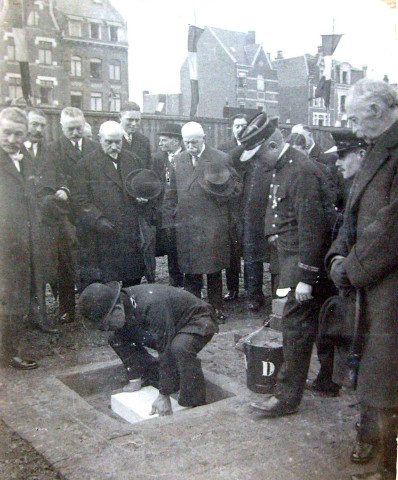 Pose de la première pierre de l'hôtel de ville en présence de l'architecte Louis-Marie Cordonnier (de dos à droite)