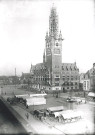 Beffroi en cours de construction un jour de marché