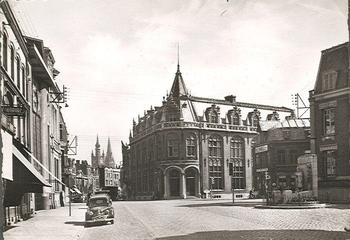 Carrefour rue de Lille et de la rue Gambetta avec le monument hommage à Ernest Deceuninck