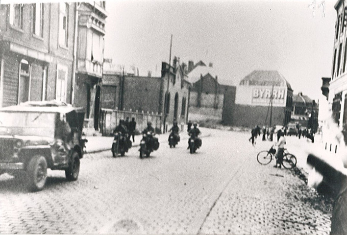 Jeep et soldats anglais en motocyclette