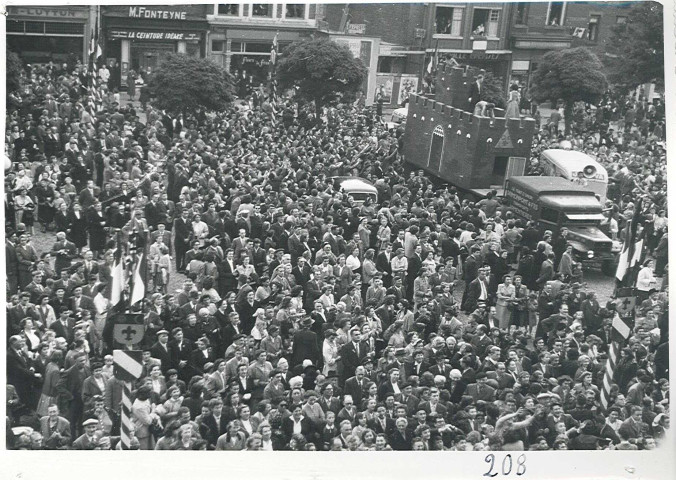 Foule au défilé de la fête des Nieulles au centre-ville