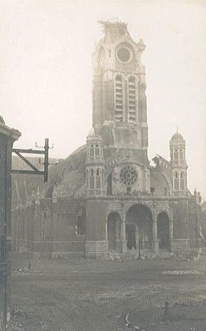 Façade de l'église Notre-Dame du Sacré-Cœur en ruines