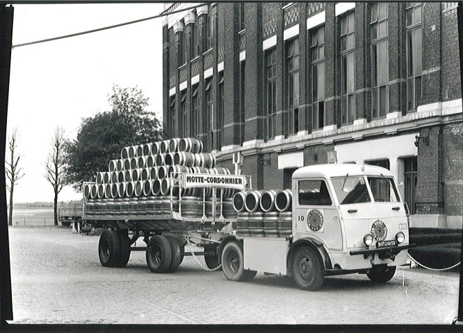 Camion de livraison dans la cour de la brasserie malterie Motte-Cordonnier