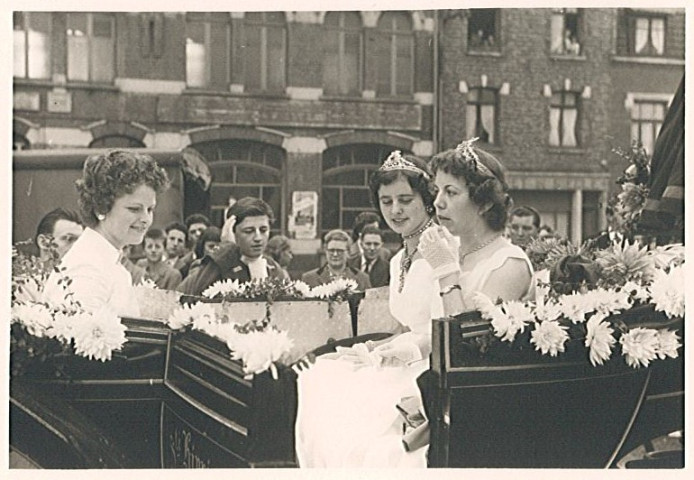 Reine des Nieulles et ses dauphines dans un carrosse