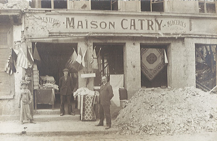Magasin Debosque installé provisoirement dans les ruines de la maison Catry