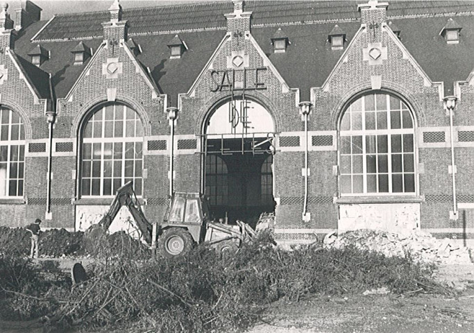 Percement d'une ouverture en façade, travaux de transformation de la salle des fêtes en Vivat