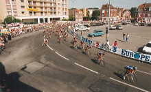 Public assistant au passage des coureurs, tour de France