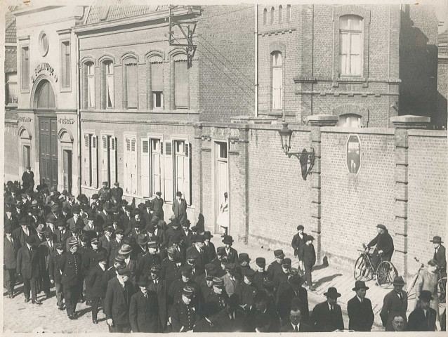 Cortège de funérailles de Théophile Dubreux, chef de la clique de la jeune garde