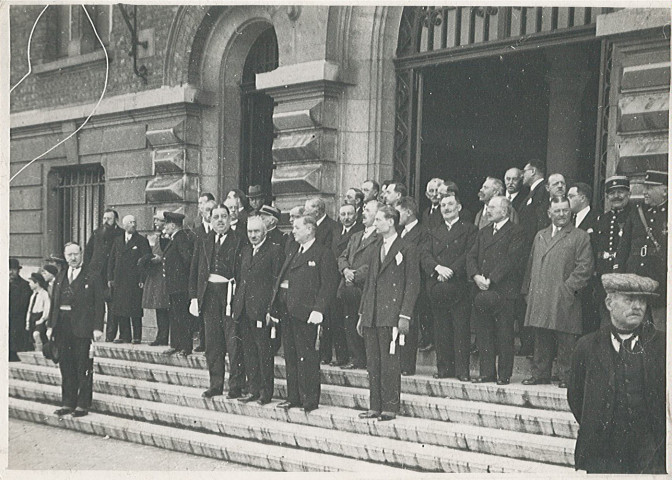 Edmond Debruyne entouré de personnalités locales posant sur le perron de l'hôtel de ville