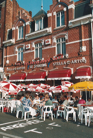 Public aux terrasses des cafés, tour de France