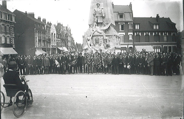 Équipe junior de joueurs de football posant devant le monument aux morts après la demi-finale de la coupe du Nord