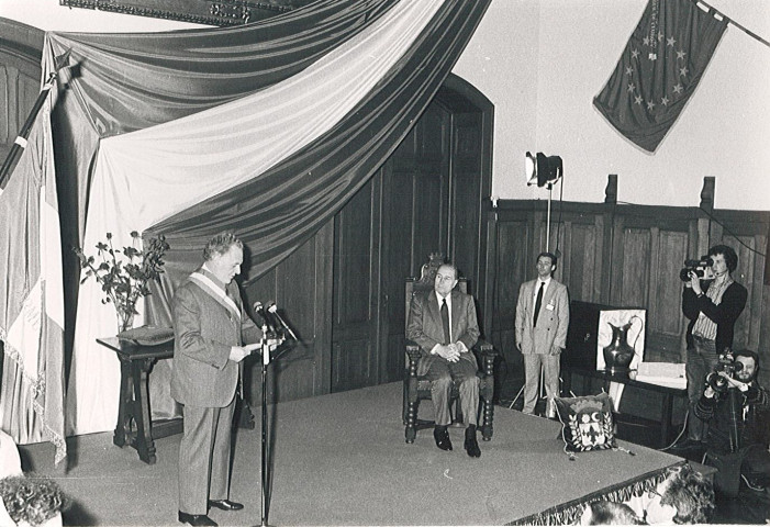 Discours de Gérard Haesebroeck à côté de François Mitterrand dans le grand salon de l'hôtel de ville