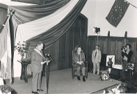 Discours de Gérard Haesebroeck à côté de François Mitterrand dans le grand salon de l'hôtel de ville