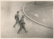 Passage de deux soldats allemands rue du faubourg de Dunkerque