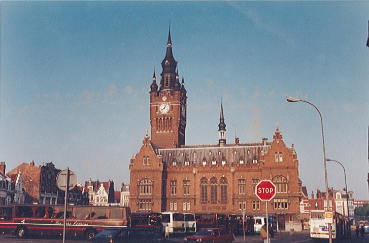 Arrière de l'hôtel de ville et du beffroi