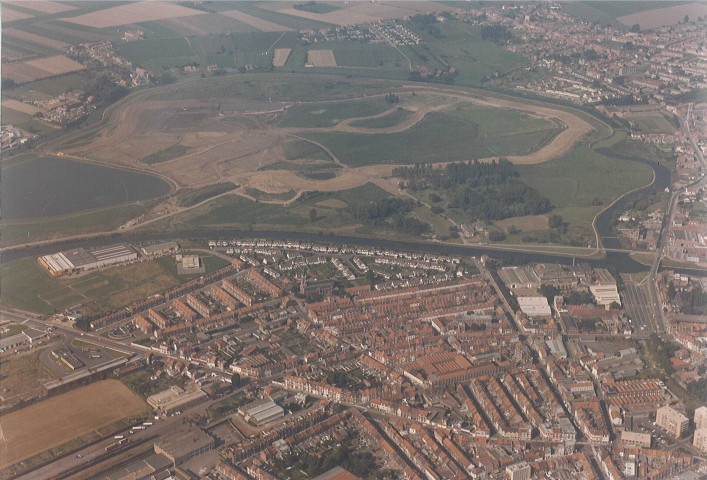 Vue aérienne de la base des Prés du Hem en construction