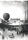 Foule observant l'envol d'un ballon dirigeable (montgolfière) sur la Grand'Place