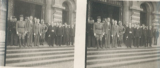 Georges Vankemmel et Gustave Duriez sur le perron de l'hôtel de ville entourés de personnalités civiles et militaires