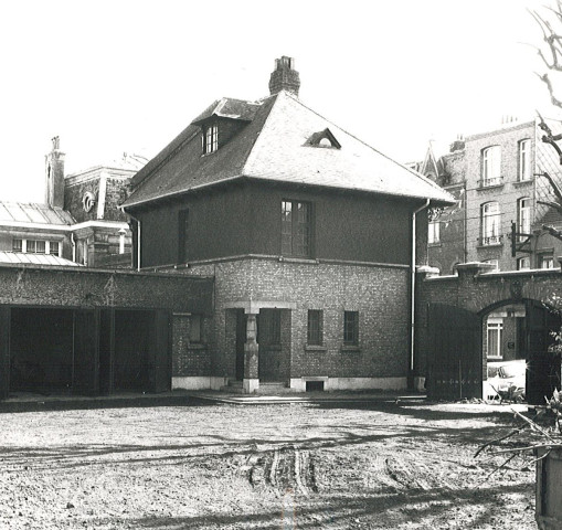 Conciergerie et entrée du château Debosque