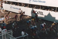 Peloton franchissant la ligne d'arrivée, tour de France