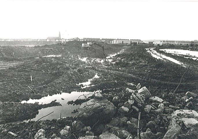 Creusement du chenal de vidange à la base des Prés du Hem