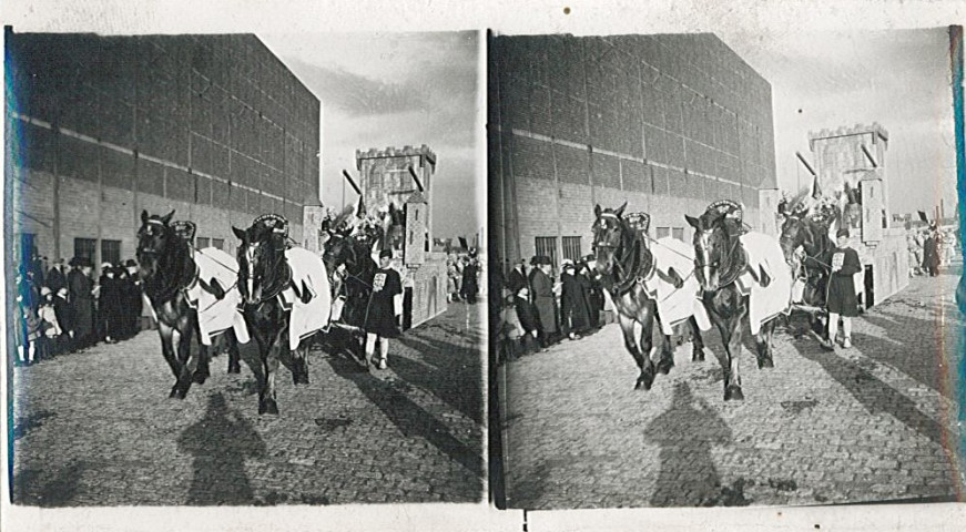 Char tiré par des chevaux dans un cortège folklorique