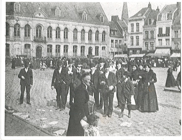 Groupe de personnes sur la Grand'Place à la Pentecôte