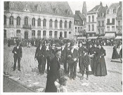 Groupe de personnes sur la Grand'Place à la Pentecôte