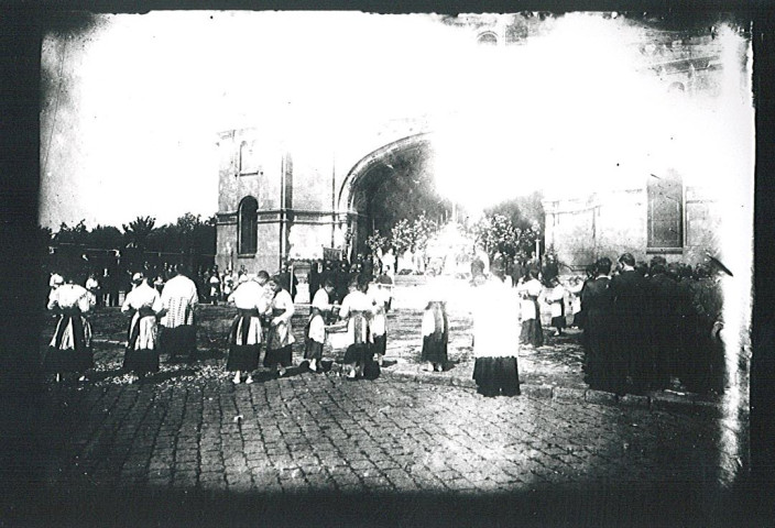 Procession religieuse devant l'église Notre-Dame du Sacré-Coeur [pour son inauguration]