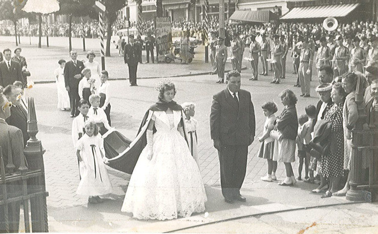 Dépôt d'une gerbe au monument aux morts par la reine des Nieulles après la cérémonie du couronnement