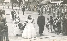 Dépôt d'une gerbe au monument aux morts par la reine des Nieulles après la cérémonie du couronnement