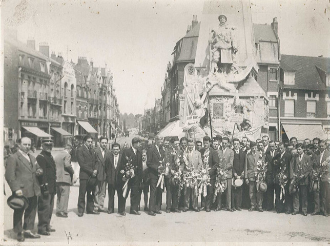 Équipe junior de joueurs de football posant devant le monument aux morts après la demi-finale de la coupe du Nord