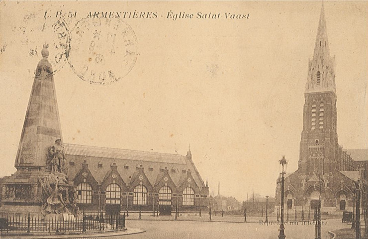 Monument aux morts, les halles et église Saint-Vaast