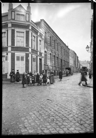 Groupe de personnes [rue Victor Hugo à Houplines]