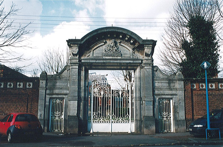 Grille d'entrée de l'usine textile Salmon