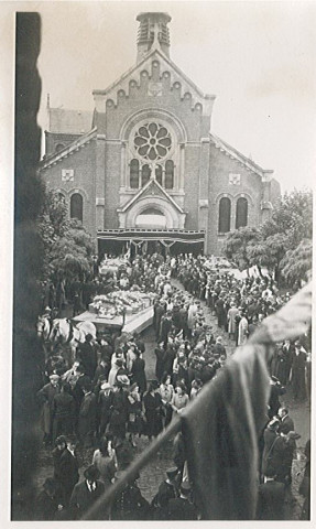 Cortège de funérailles des FFI morts pendant les combats de la Libération à l'église Notre-Dame de Bonsecours