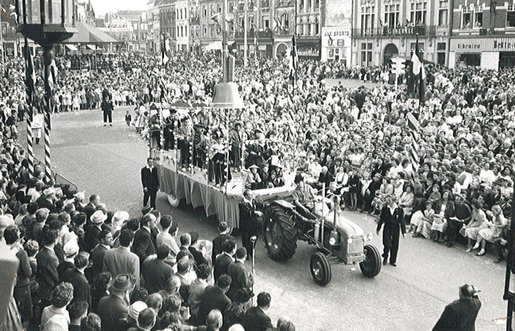 Passage d'un char dans le centre-ville lors du défilé folklorique de la fête des Nieulles